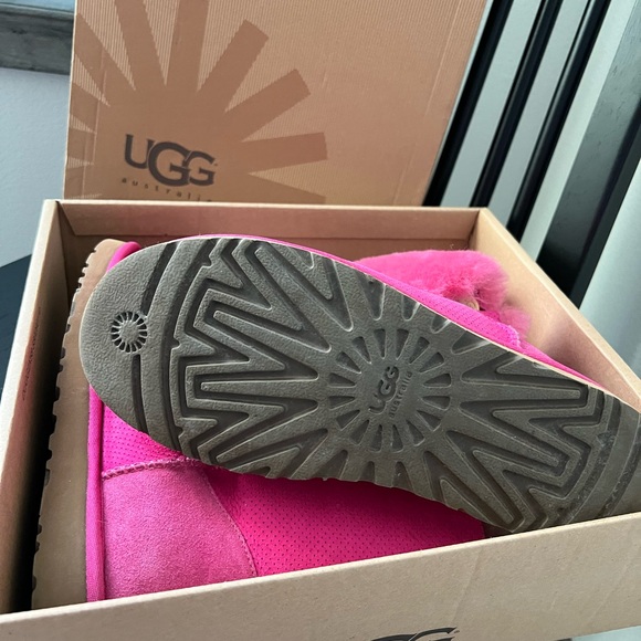 UGG Bailey button in Vibrant Pink. Boots - Picture 3 of 3